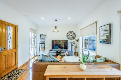 Glen Waverley 3BRM Vacation Home FreeParking Netflix - Tap to explore photos