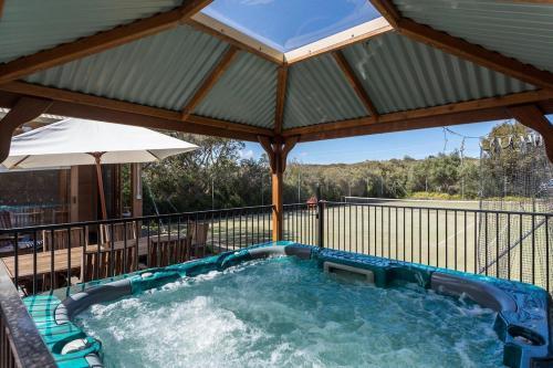 The Heyfield Hideaway: Tennis & Spa