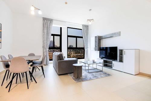 Chic 1BR Iris Amber Al Jaddaf - Tap to explore photos