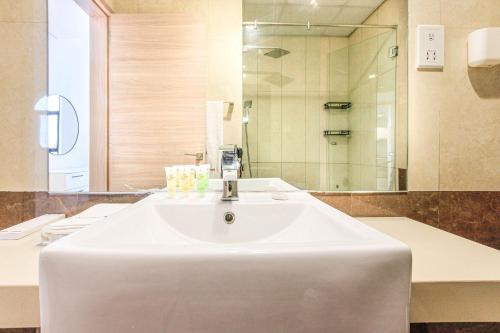 Chic 1BR Iris Amber Al Jaddaf - Tap to explore photos