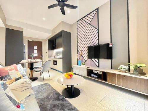 Modern 2B2B apt near Mid Valley - Wifi - Infinity Pool - Gym - Tap to explore photos