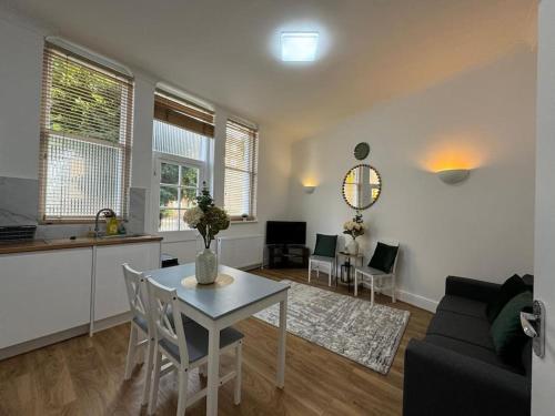 64 Queen's Grove NW8 6ER LONDON a-full address - Tap to explore photos