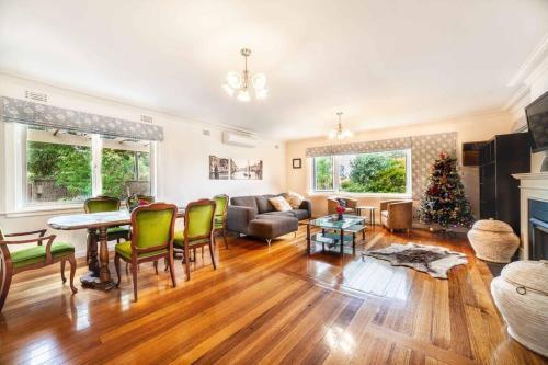 Spacious 3+2BR* house secluded in leafy gardens - Tap to explore photos