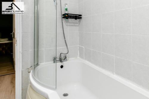 5BR House, Free Parking offA12, Contractor, Big Families, Relocation - Tap to explore photos