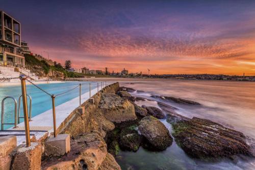 Bondi Beach Apartment Large 2BR w AC balcony parking pet friendly - Tap to explore photos