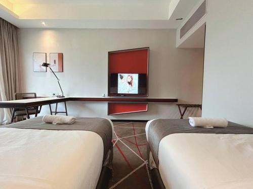 M101 KLCC KL city King Suites by Livin - Tap to explore photos