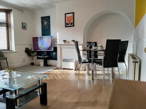 Cheerful Gem of Barking & Dagenham 3 Bedroom House Entire Property - Tap to explore photos
