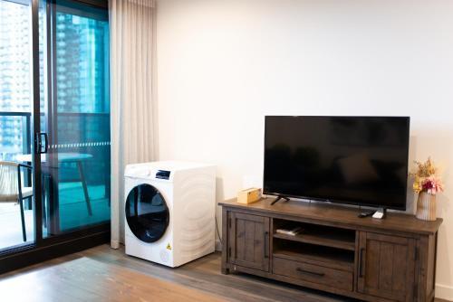 Apartment next to public station, BoxHill Central, 2 Bedrooms, free parking and wifi - Tap to explore photos