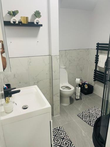 Newly Refurbished 1Bedroom 4 mins walk to Crystal Palace Station - Tap to explore photos