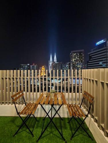 CL16A Muji Style Balcony Infinity Pool KLCC View - Tap to explore photos