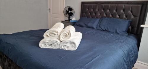 Rowan Crescent's Luxury Stay-In4 - Tap to explore photos