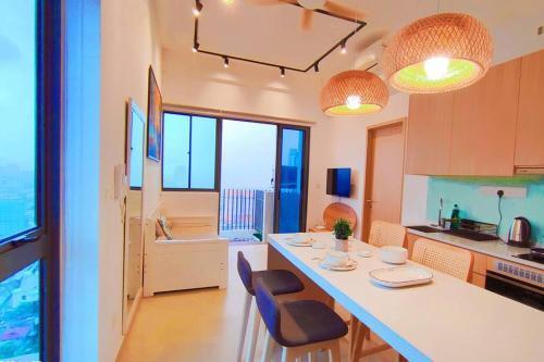 CL24A 5-6pax KLCC Sky Pool Condo - Tap to explore photos
