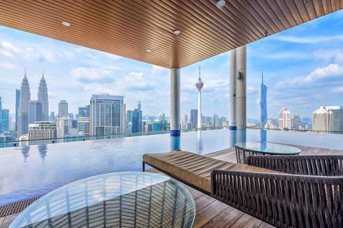 CL24A 5-6pax KLCC Sky Pool Condo - Tap to explore photos