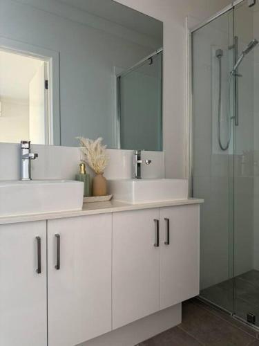 Cute and Cozy 100m to water - Tap to explore photos