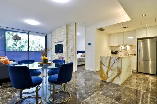 CBD Harbour Retreat - Lovely 2BR Home - Tap to explore photos