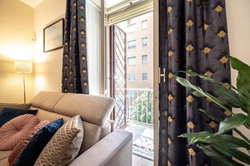 King Size Apartment WiFi AIR CONDITIONING TV50 10MIN COLOSSEO-TRASTEVERE - Tap to explore photos
