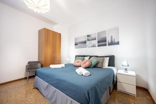 King Size Apartment WiFi AIR CONDITIONING TV50 10MIN COLOSSEO-TRASTEVERE - Tap to explore photos