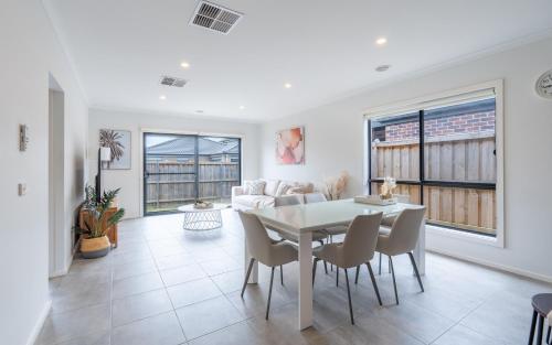 Cranbourne Entire house 4bedroom - Tap to explore photos