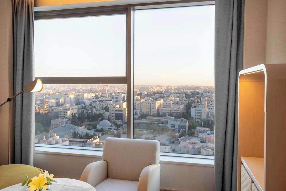 Signia by Hilton Amman Room Type - Club Signia Room, 1 King Bed, City View