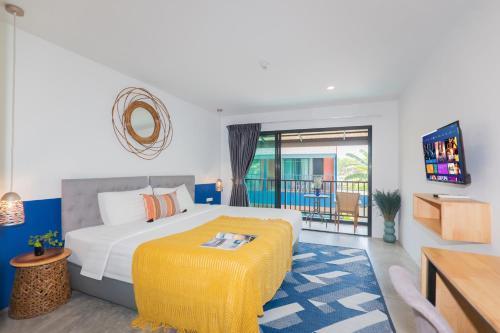 Kraam Silhouette Hotel and Cafe Phuket- Chalong pier Hotel Room Type - Deluxe Double Room with Balcony