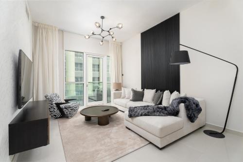 Nasma Luxury Stays - Elevated Comfort & Style in a 24th Floor Apartment - Tap to explore photos