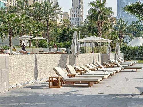 La Vie JBR Gorgeous One Bedroom Beach Access Panoramic Pool - Tap to explore photos