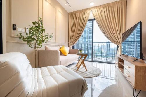 City Lights SweetHome@Sunway Velocity Two 3BR2Bath - Tap to explore photos