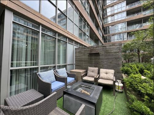 1Bdrm plus den with 4 real beds plus sofabed & Terrace & parking