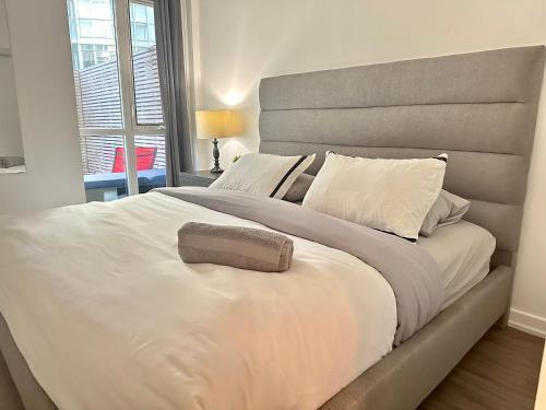 1Bdrm plus den with 4 real beds plus sofabed & Terrace & parking - Tap to explore photos
