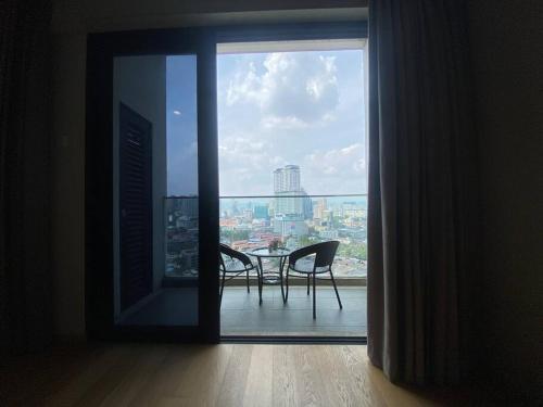 Studio with 1bed Netflix water dispenser balcony and bathtub - Tap to explore photos