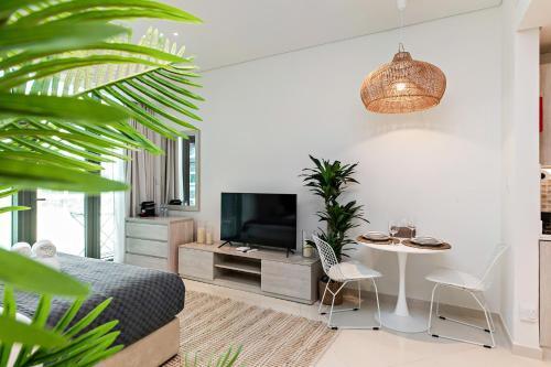 Modern and Cozy Studio at Seven Palm Prime Location - Tap to explore photos