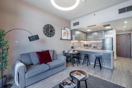 Warm 1-Bedroom Family-Friendly Aparment in JLT - Tap to explore photos