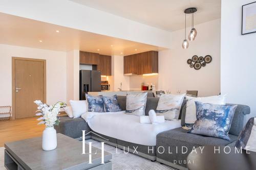 LUX The Elegant Sea View Suite - Tap to explore photos
