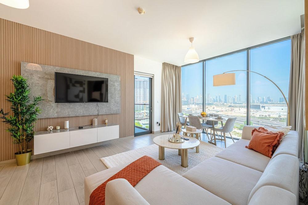 Marco Polo - Stunning 2BR with Burj View, Spacious Gym & Pool - Tap to explore photos