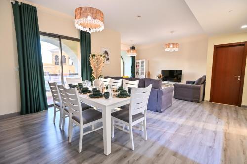 Spacious 7 Beds - 3BHK and Maid's - JBR Beach 3 min walk - Ain Dubai View - 14 People - Tap to explore photos