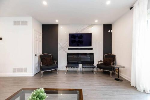 Grand 3 BR Toronto Victorian Entire Home - Tap to explore photos