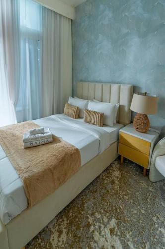 Nasma Luxury Stays - Dreamy Getaway Unwind in a Modern Dubai Studio - Tap to explore photos