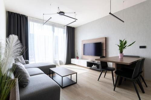Spacious Top Floor Flat, Air Conditioning, Free Parking, 200Mb WiFi - Tap to explore photos