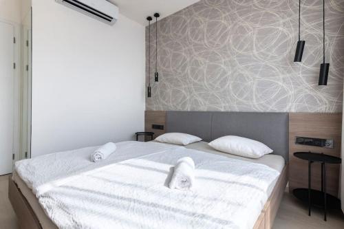 Spacious Top Floor Flat, Air Conditioning, Free Parking, 200Mb WiFi - Tap to explore photos
