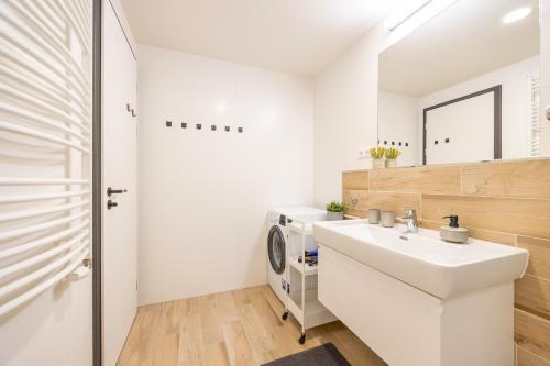 Spacious 3BR - 2 Parking Spots, Full Kitchen, by Gravity Prague - Tap to explore photos