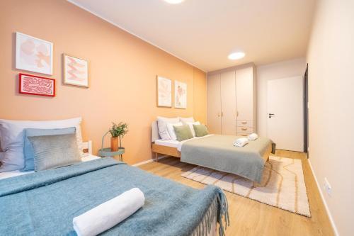 Spacious 3BR - 2 Parking Spots, Full Kitchen, by Gravity Prague - Tap to explore photos
