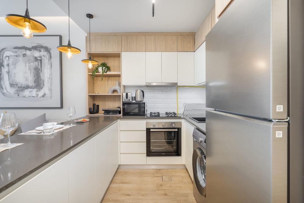 Comfortable Flat That Sleeps 2 Near Circle Mall - Tap to explore photos