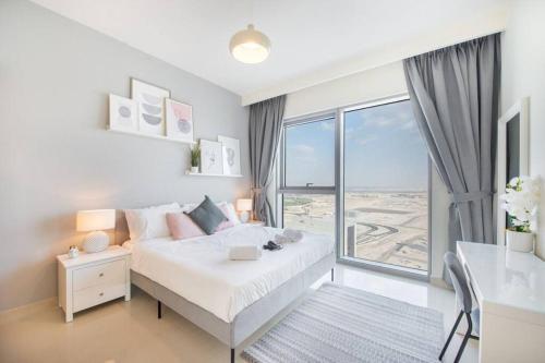 Luxury 42-Floor 1BR flat in Harbour Views - Tap to explore photos
