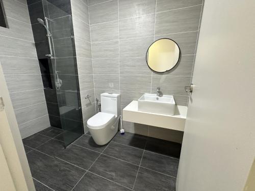Cozy studio service suite Free parking Netflix Trion KL - Tap to explore photos