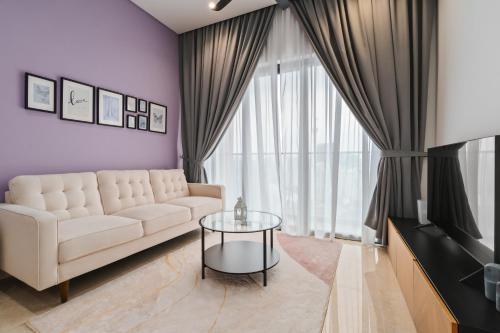 Twin Tower View 2BR Suite with Balcony next to Lalaport BBCC Shopping Mall 3-mins to LRT Station - Tap to explore photos