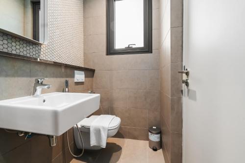 Twin Tower View 2BR Suite with Balcony next to Lalaport BBCC Shopping Mall 3-mins to LRT Station - Tap to explore photos