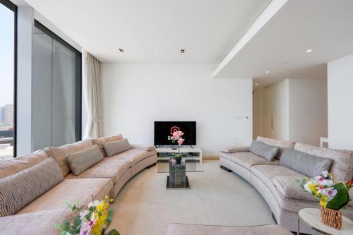 Prime 3BR with 1 Suite and Full Ain Dubai View In Bluewaters - Tap to explore photos