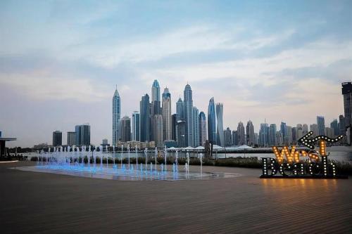 Beachfront 1B with Infinity Pool Close to NakheelMall