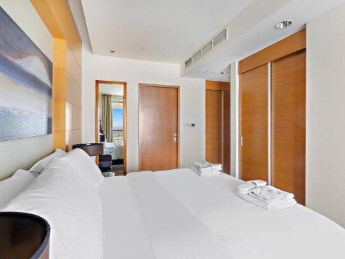 Stylish High Flr 1 BDR In Emaar Fashion Avenue-06 - Tap to explore photos