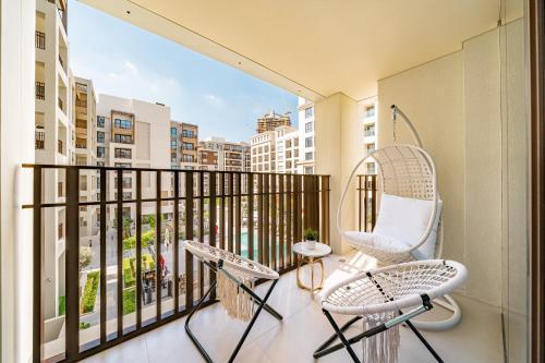 Amazing bright 1-BDR w/pool view - Tap to explore photos